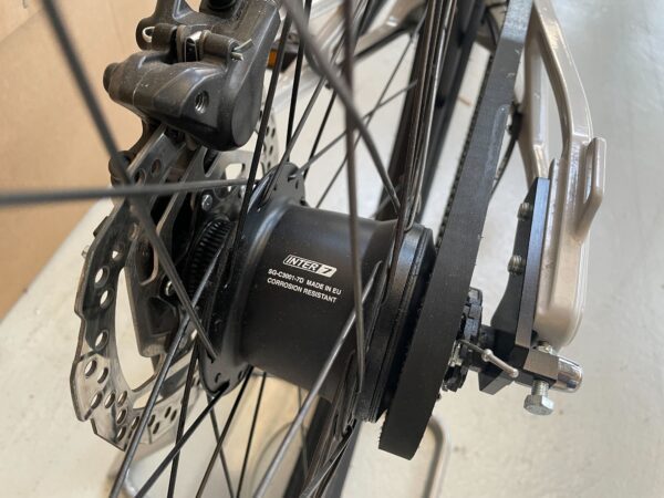REF Essential Sport Rouge et Blanc - Courroie Gates Carbon Drive - Shimano Nexus 7
