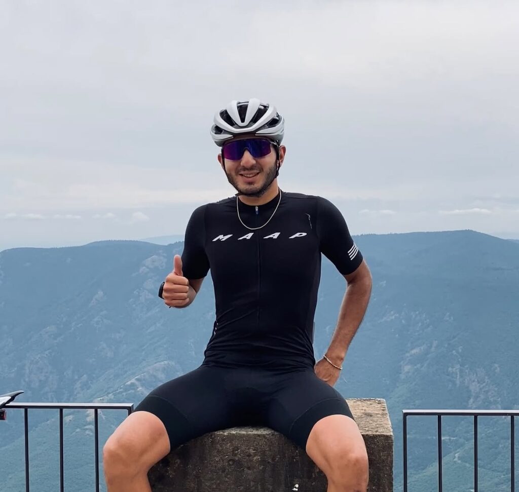 Julio, mécanicien chez REF Bikes à Montpellier, dans l'atelier où sont assemblés les vélos électriques et musculaires de la marque
