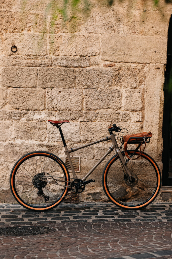 City Gravel REF Bikes équipé d'une sacoche avant, modèle de vélo de fonction électrique pour les trajets domicile-travail en entreprise