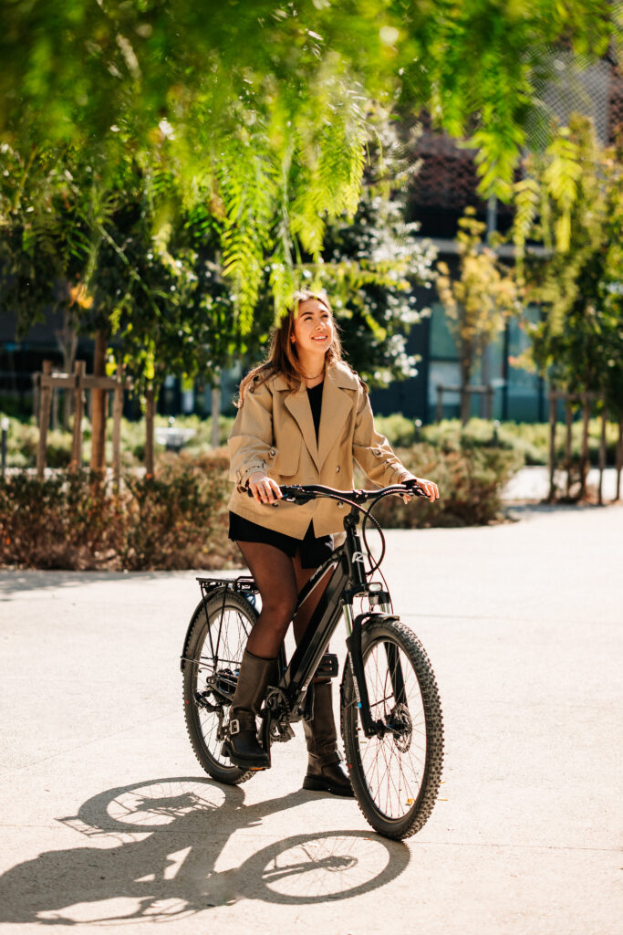 Salariée souriante sur un vélo de fonction REF Bikes, utilisé pour ses trajets domicile-travail