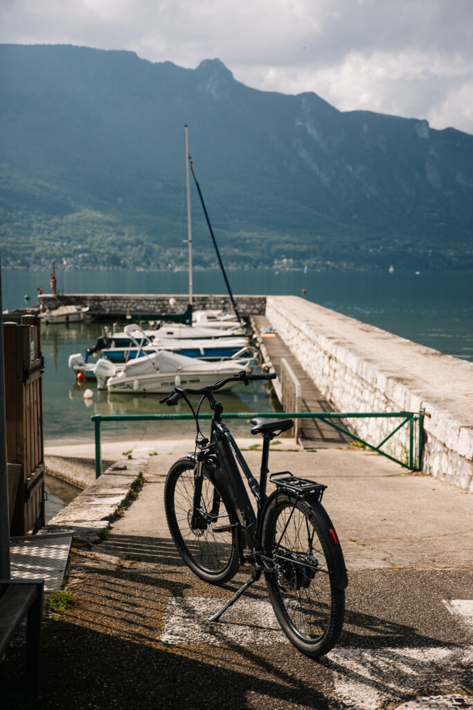 Vélo REF Bikes devant un port maritime, idéal pour explorer les zones naturelles côtières à vélo