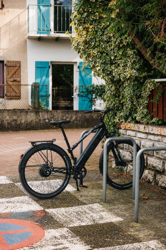 Vélo REF Bikes garé dans un village, illustration de l'accueil cyclotouriste en hébergement labellisé Accueil Vélo