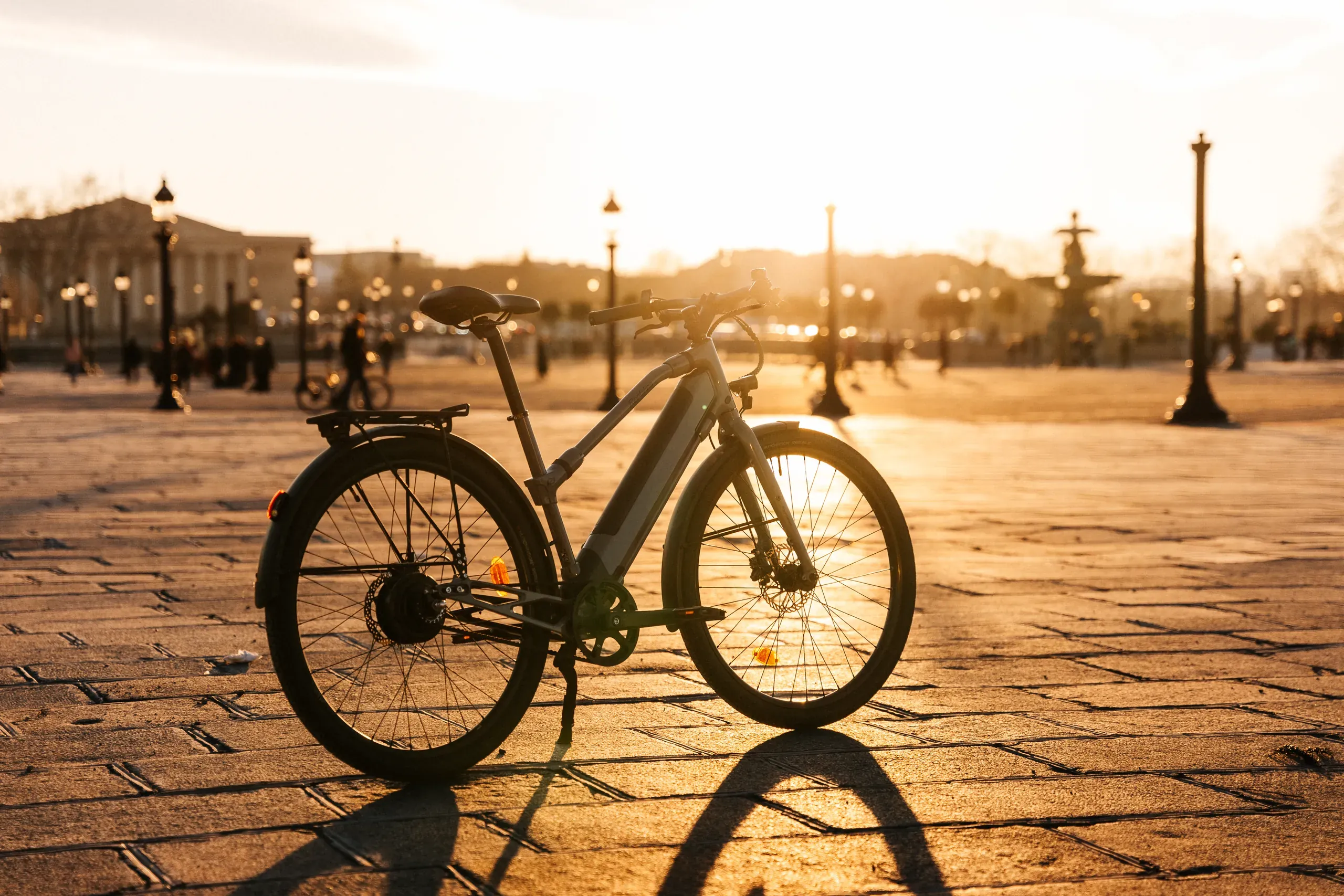 Un vélo REF Bikes au soleil couchant, place de la Concorde à Paris